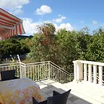 Court Apartment *