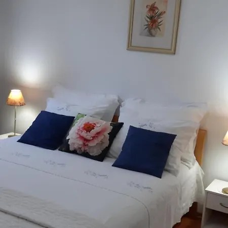 Green Court Apartment