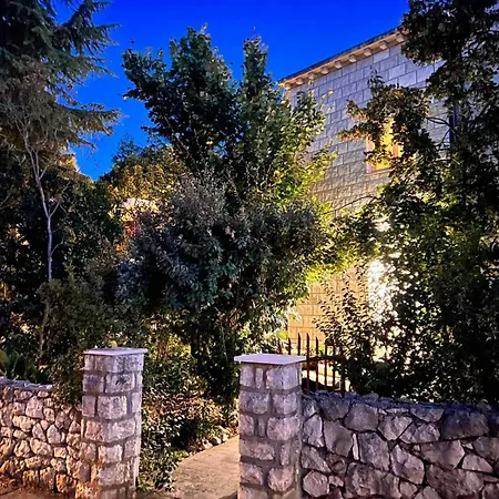 Green Court Apartment