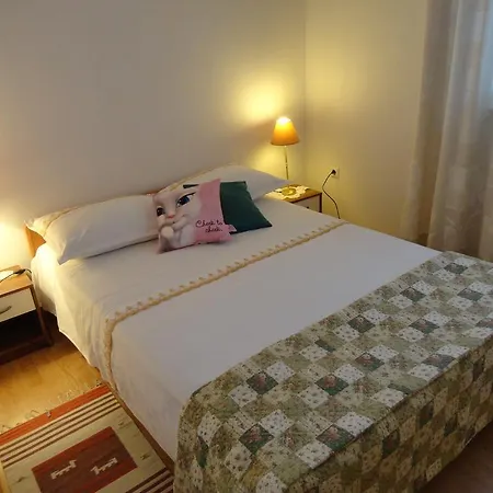 Green Court Apartment *