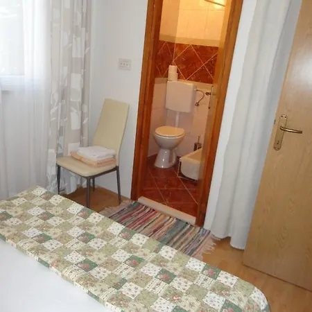 Green Court Apartment *