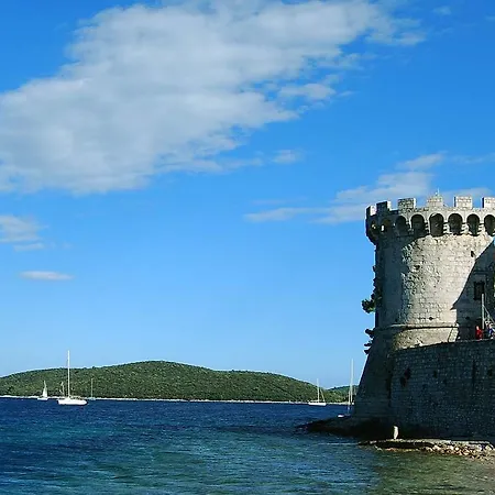 Green Court Apartment *