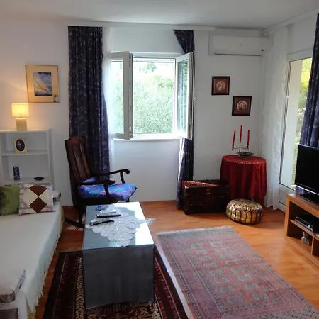 Green Court Apartment *