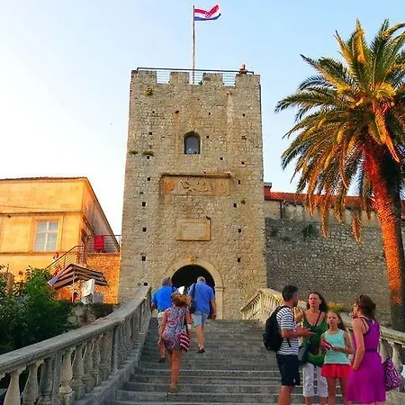 Green Court Apartment *