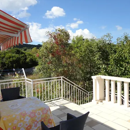 Green Court Apartment *