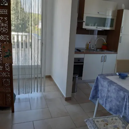 Green Court Apartment *